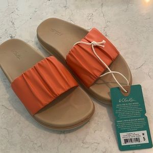Olukai slide in coral leather